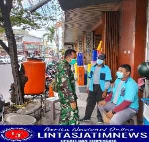 Juru Parkir Pun Tak Luput Jadi Ajang Komsosnya Babinsa Jayengan