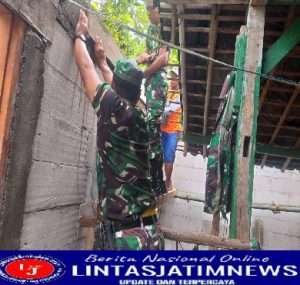 Manunggal dengan Rakyat Babinsa Posramil 0805/15 Pitu Bantu Rehap Rumah Warga
