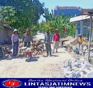Babinsa Koramil Geneng, Gotong Royong Karya Bakti Bantu Warga Binaannya