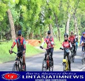 Peringati Hari Pahlawan, Dandim 0802/Ponorogo dan Ketua Persit KCK Cab. XVI Dim Ponorogo Bersepeda Bersama
