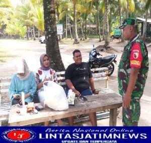 Jalin Persaudaraan, Babinsa Koramil 0801/12 Pringkuku Lakukan Komsos Dengan Warga
