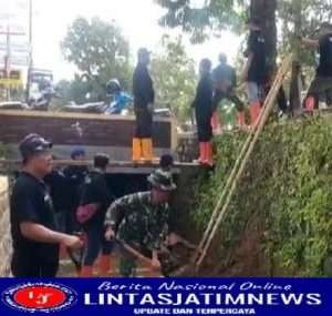 Gencar Cegah Banjir, Anggota Koramil 0801/01 Pacitan Maksimalkan Pengerukan Saluran Drainase