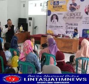 Ika Unair Sidoarjo Adakan Bagi Sembako dan Parenting Gadget untuk Anak