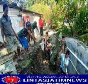 Warga Bersama TNI di Ngimbang Bersihkan Saluran Air, Antisipasi Banjir