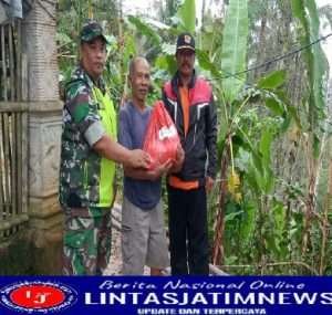 Bantu Warga Kurang Mampu, Babinsa Koramil 0801/06 Nawangan Berikan Sembako