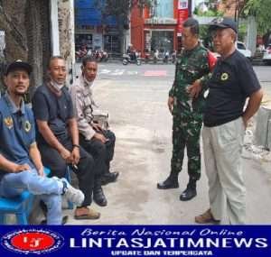 Babinsa Kemlayan Komsos Dengan Warga Selipkan Jaga Kamtibmas