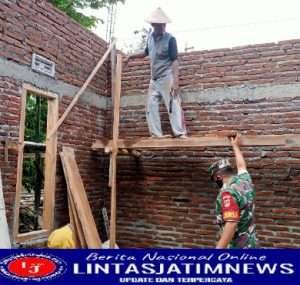 Babinsa bantu Pembangunan Rumah Warga Binaannya