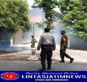 Berantas Sarang Nyamuk, Anggota Koramil Ngrambe Bersama Dinas Terkait Laksanakan Fooging