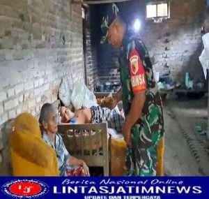 Bukan Hanya Memberi Sembako, Babinsa Kodim 0802/Ponorogo Juga Memasak sekaligus Menyuapi Warga Desa Binaan