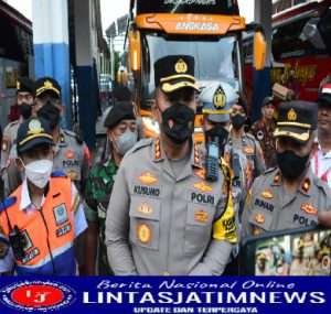 Kapolresta Sidoarjo Cek Barang Bawaan Penumpang Bus Tujuan Bali
