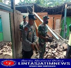 Anggota Koramil Paron Bantu Bersihkan Rumah Warga Yang Roboh