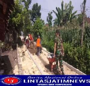 Perlancar Akses Jalan, Babinsa Posramil Pitu Bersama Warga Perbaiki Jalan Desa