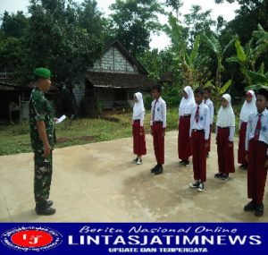 Ciptakan Kedisiplinan Sejak Dini, Babinsa Latih PBB Siswa SD