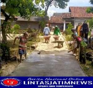 Babinsa Banjargondang Kecamatan Bluluk lakukan Kegiatan Karya Bakti Bangun Jalan Rabat Beton