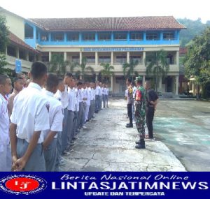 Cegah Kenakalan Remaja, Babinsa, Babinkamtibmas Datangi Sekolah