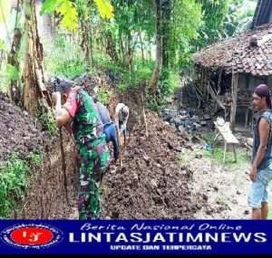 Wujudkan Kemanunggalan TNI bersama Rakyat, Babinsa Nogosari Bantu Pembuatan Pondasi Pagar
