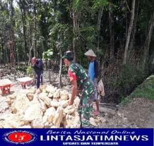 Semangat Gotong Royong, Babinsa Laksanakan Kerja Bakti Perbaikan Jalan Desa Bersama Warga