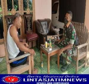 Babinsa Desa Dukuh Terlihat Akrab dengan Warga Binaan