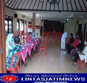 Pandemi Covid-19 Belum Berakhir, Babinsa Joyotakan Montitoring Serbuan Vaksin