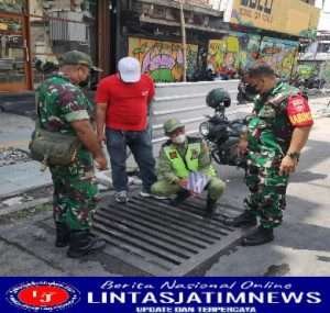 Babinsa Kemlayan bersama Tokoh Masarakat dan Pekerja PUPR Tinjau Langsung Saluran sumbatan