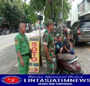 Sambil Menyelam Minum Air, Babinsa Kemlayan Pantau Wilayah Sekaligus Komsos Dengan Warga