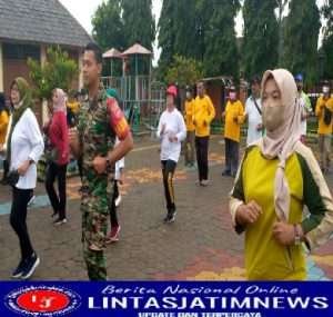 Dukung Kesehatan Warga, Babinsa Joyotakan Ikuti Senam Sehat Lansia & Penyerahan SK Kelurahan Bersinar