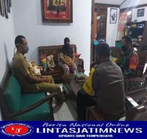 Pantau Situasi Wilayah Binaannya,Serda Bonawi Rutin Lakukan Komsos Dengan Warga