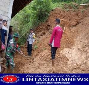 Bersihkan Tanah Longsor, Babinsa Koramil 0801/12 Pringkuku Bantu Atasi Kesulitan Warga