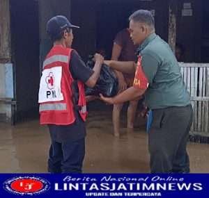 Peduli Korban Banjir, Babinsa Kelurahan Sewu Terjun Langsung Berikan Bantuan
