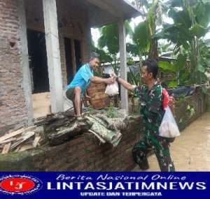 Banjir di desa Ngrombo, Kopda Fredy dari Koramil 08 Baki Berikan Bantuan Bersama Destana