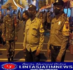 Babinsa Bersama Bhabinkamtibmas   Sudiroprajan Pantau Giat Wisata Jajanan Malam Ketandan