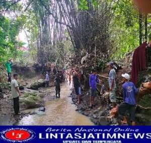 Pasca Banjir, Babinsa Kedunggalar Kerja Bakti Bersihkan Aliran Sungai Tawang