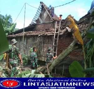 Babinsa Koramil Kwadungan Kerja Bakti Bantu Perbaiki Rumah Warga, Pasca Terkena Angin Puting Beliung