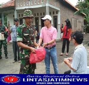 Pasca Banjir, Babinsa Paron Bagikan Nasi Bungkus Dan Bantu Bersihkan Rumah Warga