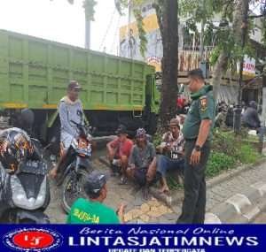 Komsos Babinsa kemlayan Komsos Selipkan Jaga Kebersihan Lingkungan