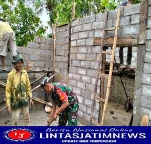 Suasana Harmonis, Babinsa Koramil 0801/03 Bantu Perbaiki Rumah Warga Jadi Layak Huni Progam KASAD