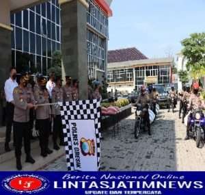 Kapolres Gresik Lepas Keberangkatan  Penyaluran Bantuan Sembako Kepada Warga