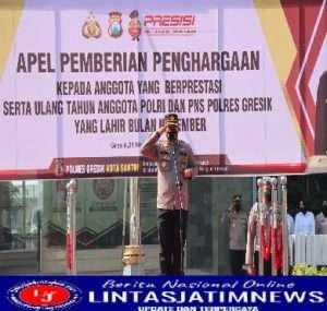 Kapolres Gresik Beri Penghargaan 15 Anggota dan Beri Ucapan Ulang Tahun