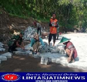 Untuk Lebih Dekat Dengan Masyarakat, Anggota Koramil Ngawi Bantu Pemasangan Paving