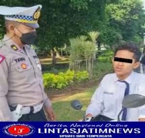 Miris ! Tak Terima Ditegur Karena Tidak memakai Helm, Pelajar di Sidoarjo Mengajak Duel Polantas