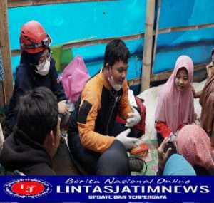 DMC Dompet Dhuafa Terus Sisir Reruntuhan Bangunan  Hingga Berikan Aksi Layanan Kesehatan Bagi Penyintas Gempa