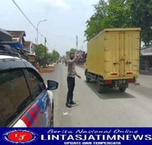 Satlantas Polres Gresik Terapkan Contra Flow di Jalan Raya Duduksampeyan