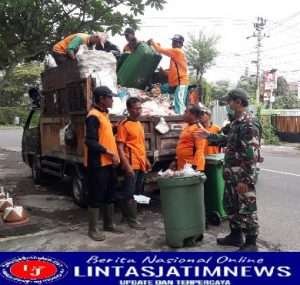 Anggota Koramil 03 Serengan Komsos Dengan Petugas DLH Kelurahan Tipes
