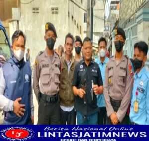 Seorang Pria dengan Gangguan Jiwa Bawa Dua Sajam Berhasil Diamankan Polres Metro Jakarta Barat