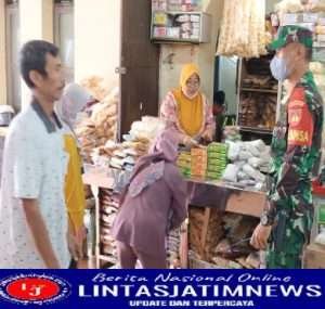 Babinsa Sudiroprajan Intensifkan Komsos Dengan Para Pedagang Dan Pengunjung Pasar Gede