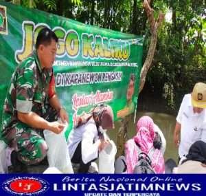 Babinsa Kedungsari Tebar Benih Ikan Dalam Giat “Jogo Kaliku”