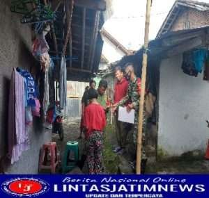 Babinsa Joyotakan & Linmas Bantu Warganya Yang Kena Gangguan Jiwa