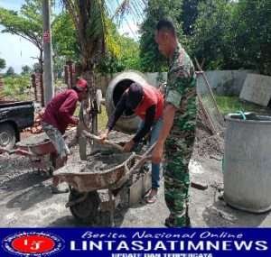 Wujud Kepedulian Babinsa,Serda Rudi Bantu Warga Bangun Rumah