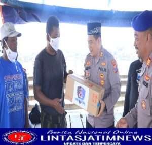 Peringati HUT Polairud ke-72, Kapolres Gresik Bagikan Sembako kepada Nelayan