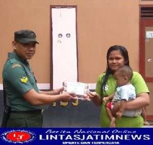 Babinsa Gulurejo Salurkan Bantuan Paket Peduli Stunting